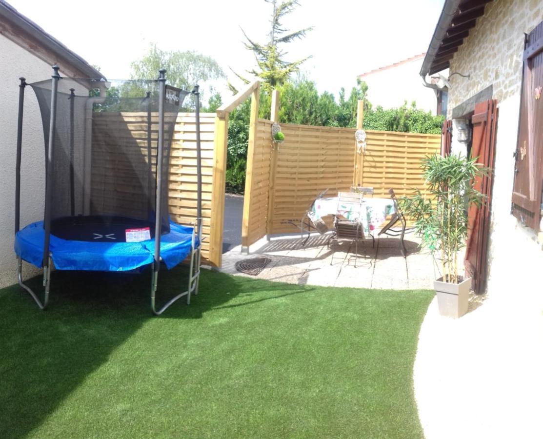 Au Gue Du Bois Bed & Breakfast Neuville-de-Poitou ภายนอก รูปภาพ