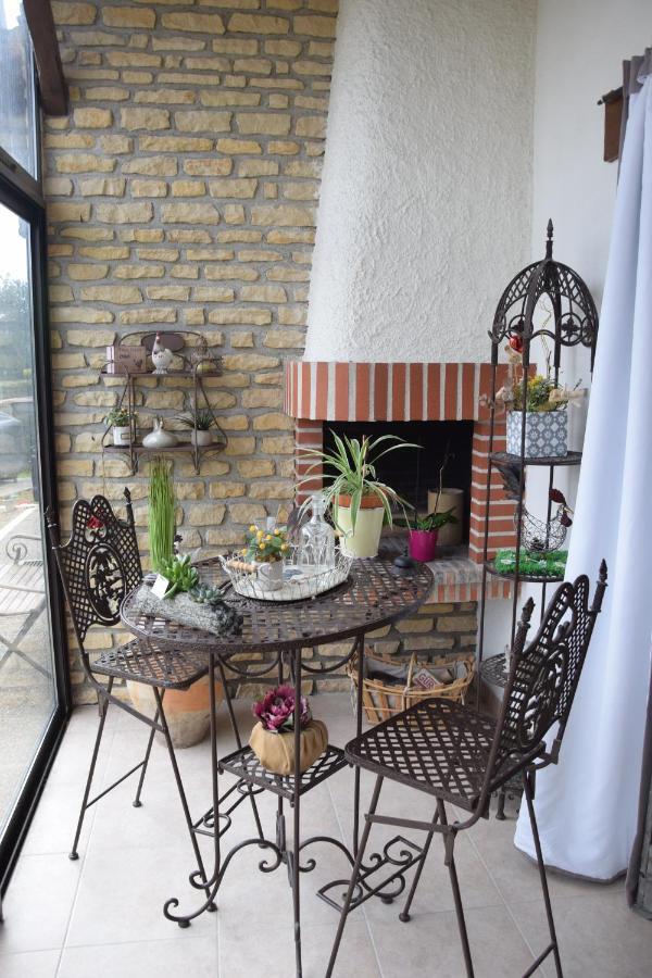 Au Gue Du Bois Bed & Breakfast Neuville-de-Poitou ภายนอก รูปภาพ