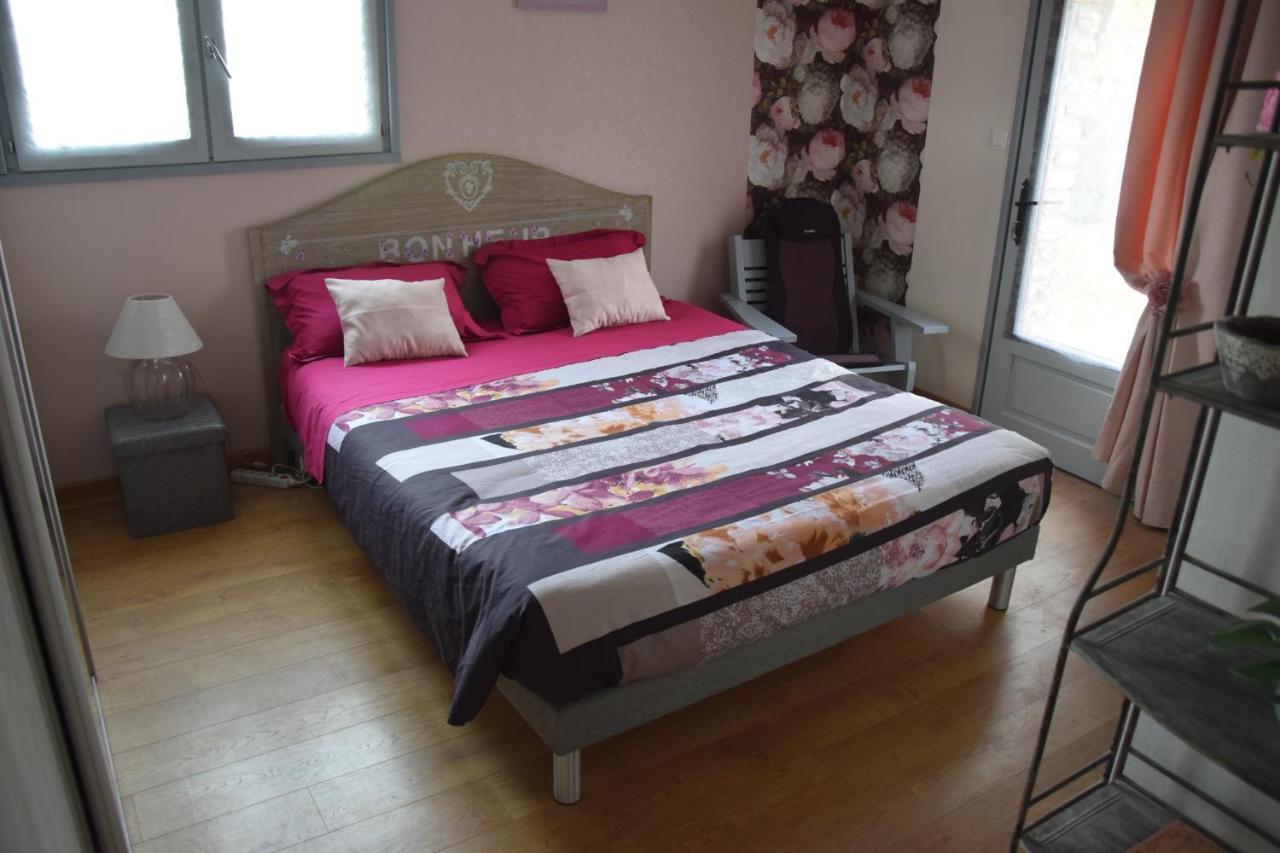 Au Gue Du Bois Bed & Breakfast Neuville-de-Poitou ภายนอก รูปภาพ